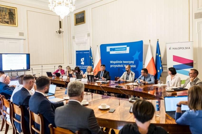 Spotkanie Marszałka Małopolski w sali konferencyjnej. 
