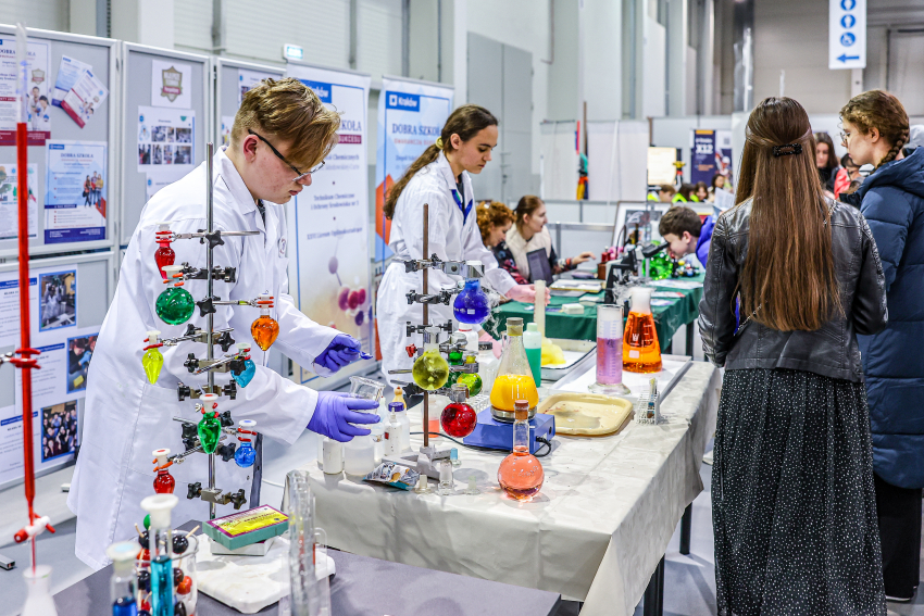 Stoisko laboratoryjne na festiwalu zawodów.