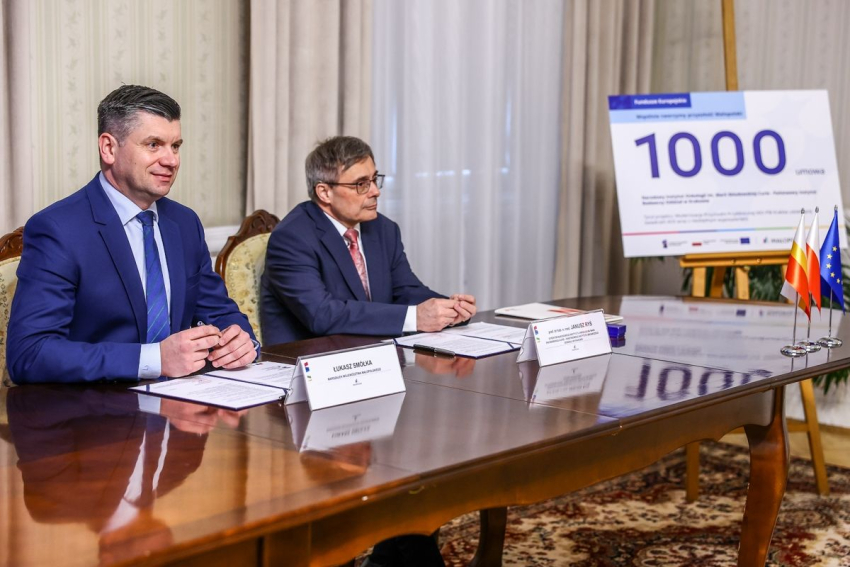 Marszałek Łukasz Smółka i prof. dr hab. n.med. Janusz Ryś przy stole konferencyjnym.