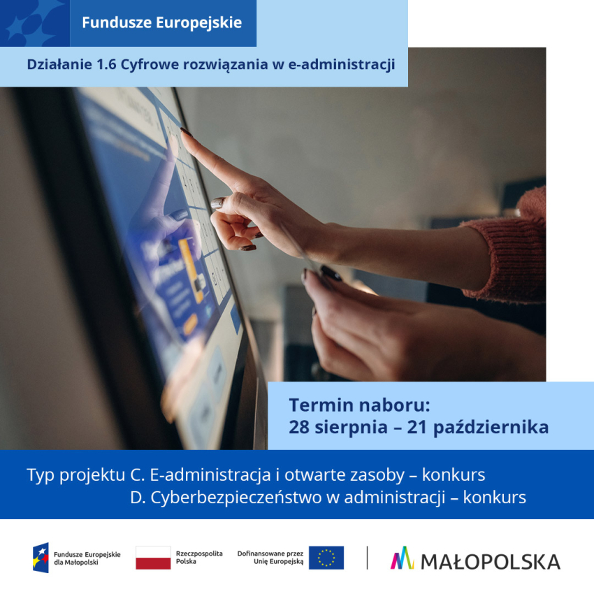 Dłonie kobiety, która korzysta z laptopa