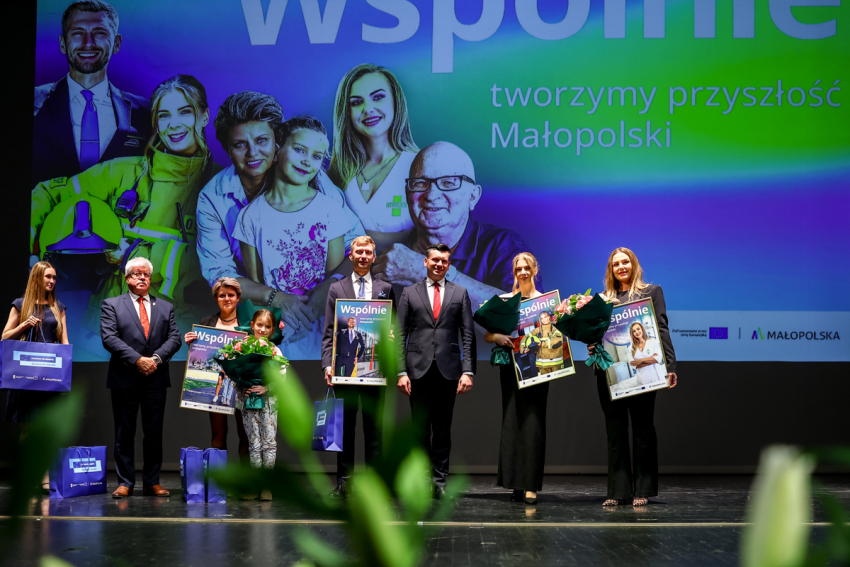 Bohaterowie kampanii społecznej "Wspólnie tworzymy przyszłość Małopolski" odbierają nagrody na scenie.