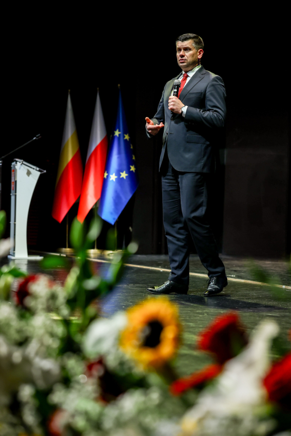 Marszałek Łukasz Smółka przemawia ze sceny.