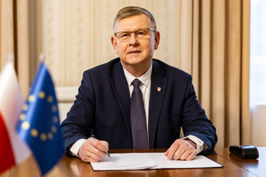 Wicemarszałek Witold Kozłowski podpisuje umowę.