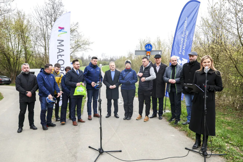 Zdjęcie grupowe z panem Marszałkiem Łukaszem Smółką i członkiem Zarządu panią Iwoną Gibas.