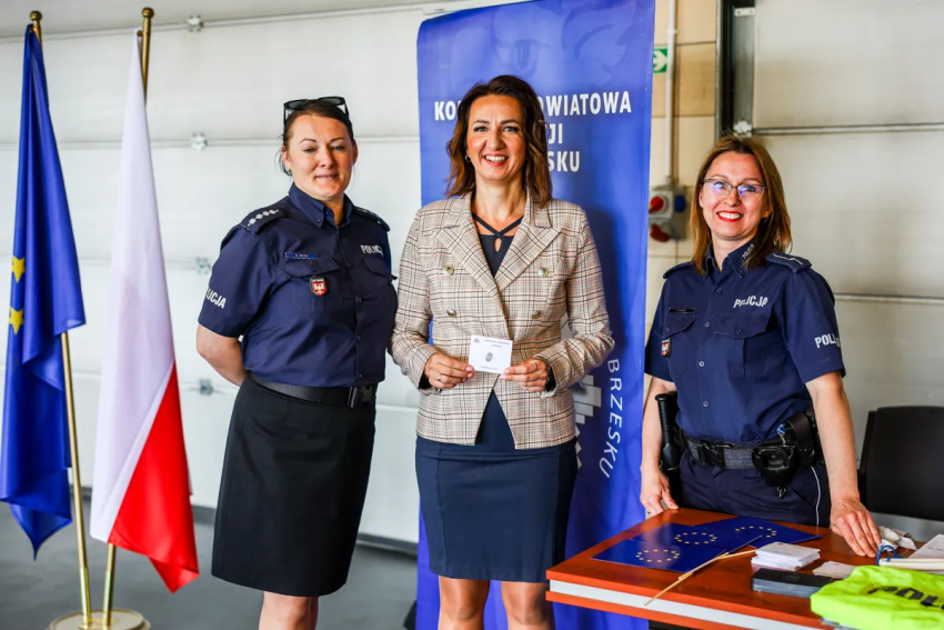 Marta Malec-Lech z dwoma policjantkami.