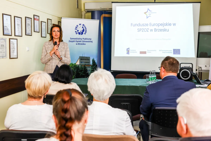 Marta MalecLech przemawia do zebranych osób.