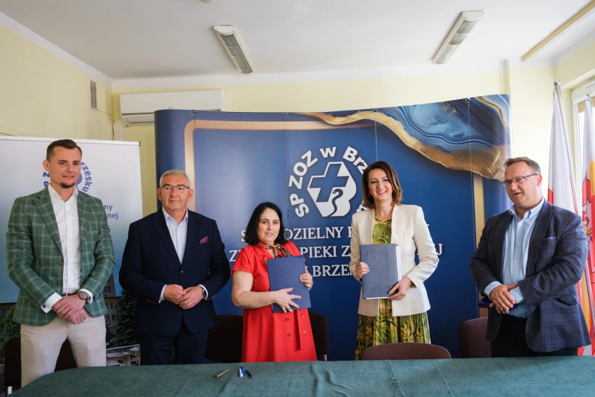 Zdjęcie grupowe uczestników wydarzenia. Wśród nich arta Malec-Lech z zarządu województwa.