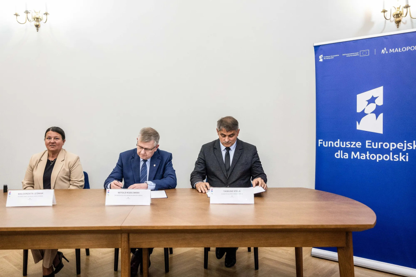 Podpisanie umowy przez Wicemarszałka Kozłowskiego i Burmistrza Kalwarii Zebrzydowskiej.