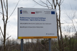 Tablica z informacją na temat nowo otwartej trasy rowerowej.