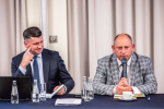 Marszałek Małopolski i Wojewoda Małopolski siedzą przy stole konferencyjnym