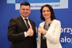 Opaski małopolskiego Tele-Anioła na rękach Łukasza Smółki, marszałka województwa małopolskiego oraz Marty Malec-Lech, członkini zarządu województwa małopolskiego