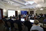 Uczestnicy obrad na sali konferencyjnej.