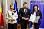 Pani Iwona Gibas, Marszałek Małopolski i beneficjentka trzymająca dyplom.