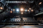 Czarne wnętrze teatru.