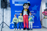 Dzieci pozują z maskotką Myszki Miki.