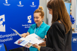 Konsultanka z Punktu Informacyjnego Funduszy Europejskich udziela informacji kobiecie.