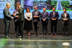 Laureaci odbierają nagrody na scenie.
