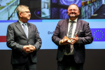 Wicemarszałek Witold Kozłowski z laureatem konkursu na scenie.