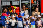 Marta Malec Lech z dziećmi przed wozem strażackim.