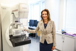 Marta Malec-Lech pokazuje sprzęt medyczny do diagnostyki.
