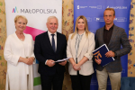 Uczestniczy wydarzenia z Panią Iwoną Gibas.