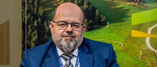 mężczyzna siedzi