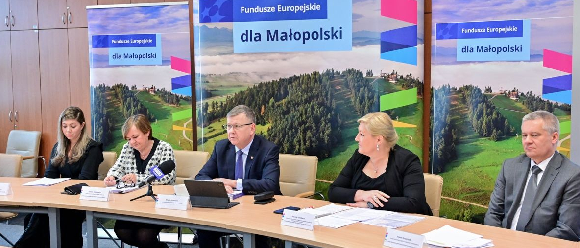 Uczestnicy konferencji: marszałek województwa Witold Kozłowski, dyrektor Dep. Rozwoju Regionu Urzędu Marszałkowskiego Województwa Małopolskiego Joanna Urbanowicz, dyr. Dep. Monitorowania Wdrażania Funduszy Europejskich UMWM Joanna Schilbach, dyr. Biura ds. Certyfikacji UMWM Agata Syrek oraz dyr. Dep. Funduszy Europejskich UMWM Paweł Knapczyk.