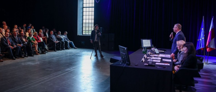 Widok sali i stołu prezydialnego podczas posiedzenia