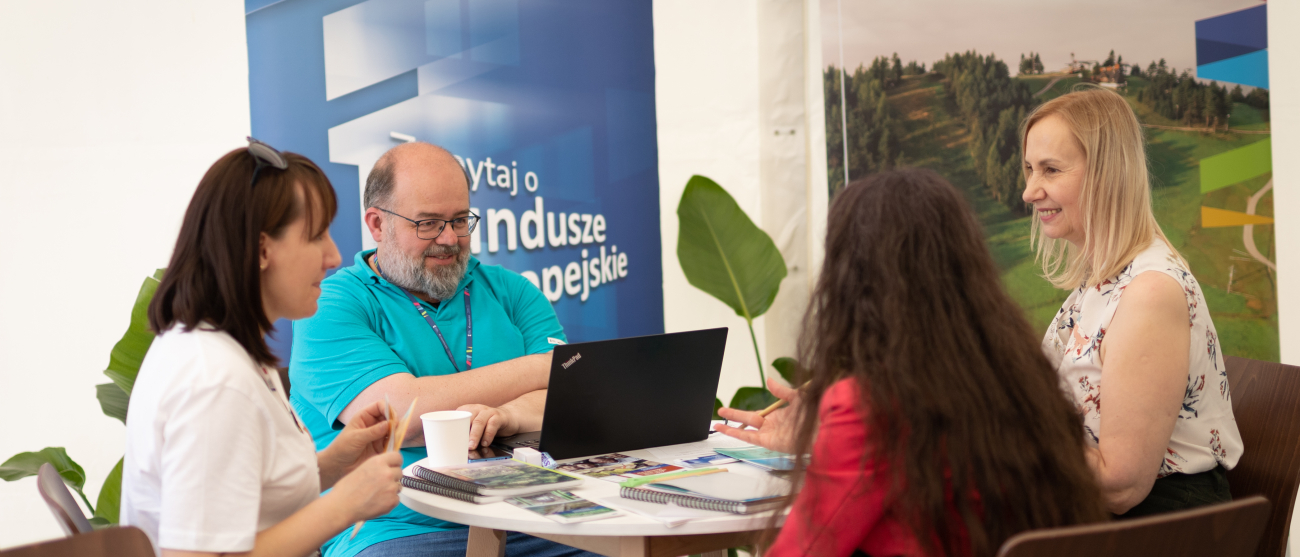 Konsultant udzielający informacji w kwestii możliwości otrzymania wsparcia finansowego z Funduszy Europejskich.