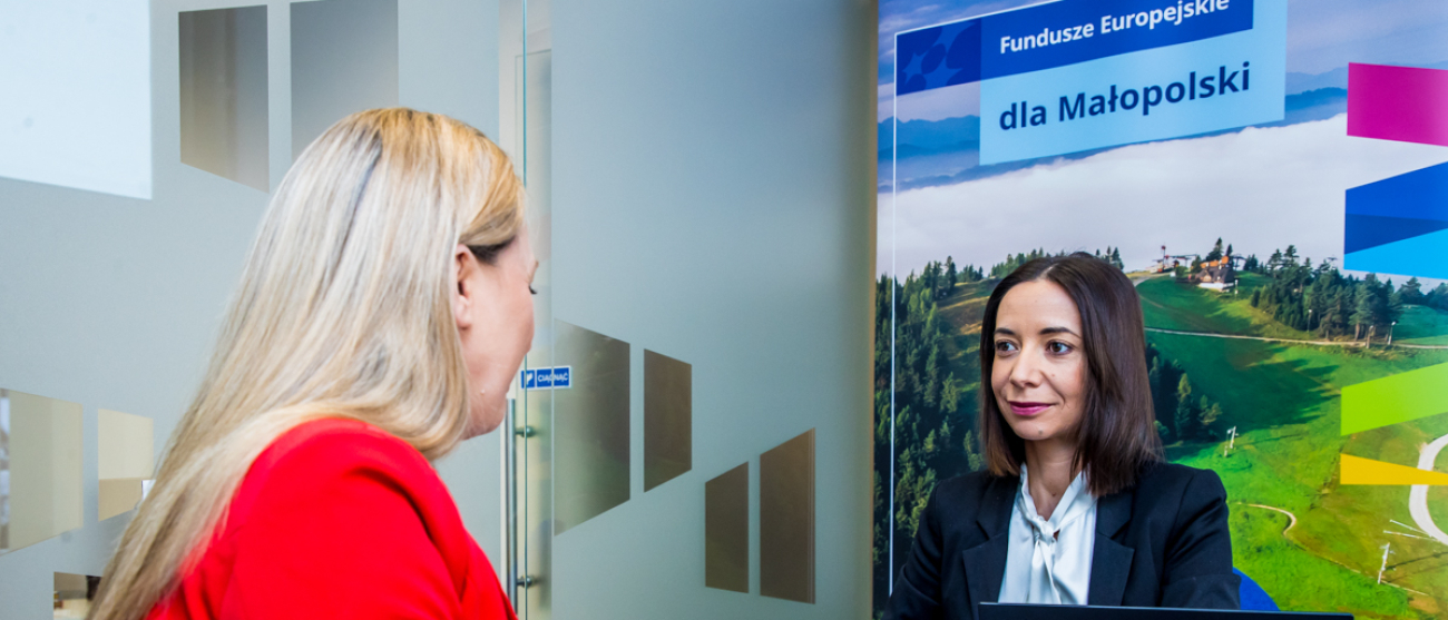 Specjalistka z Punktu Informacyjnego Funduszy Europejskich udzielająca konsultacji.