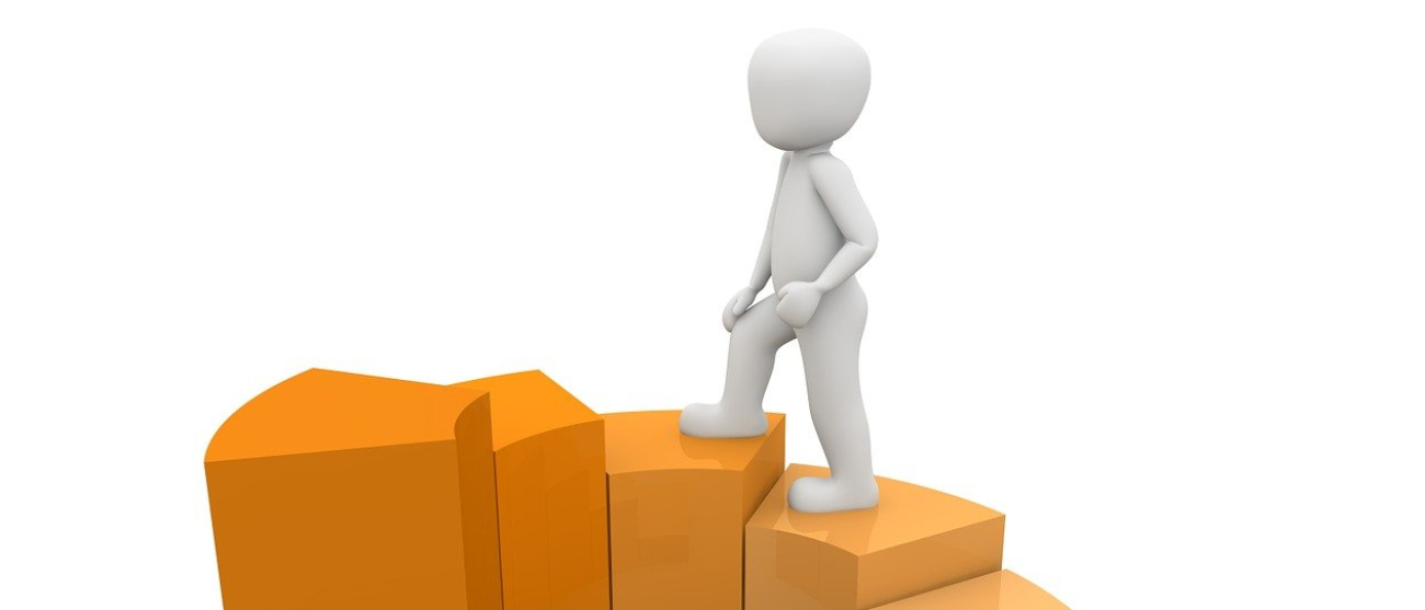 ludzik wspinający się po szczeblach kariery