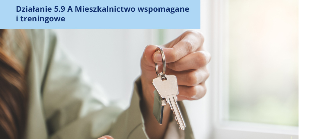 Dłonie przekazujące klucze do mieszkania.