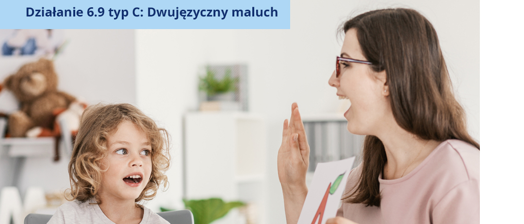 Mama z synkiem w wieku przedszkolnym. Uczy go angielskiego.