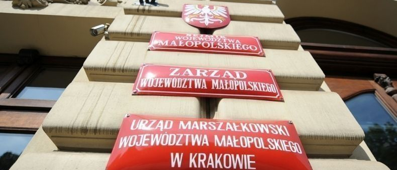 Fragment budynku Urzędu Marszałkowskiego z czerwonymi tablicami informującymi, że znajduje się tu Urząd.