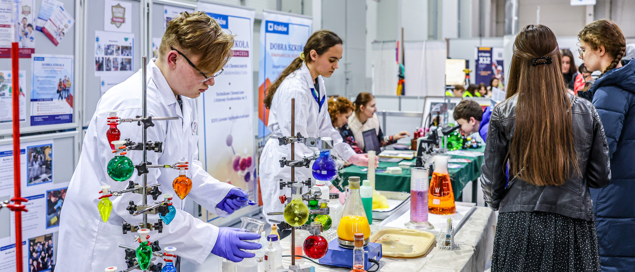 Stoisko laboratoryjne na festiwalu zawodów.