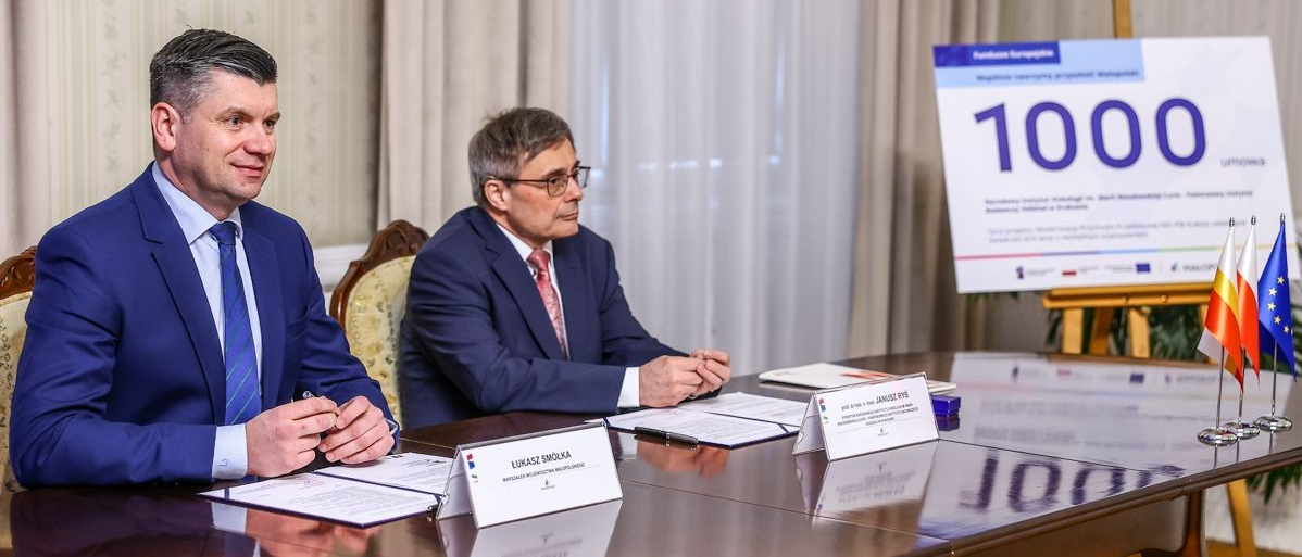 Marszałek Łukasz Smółka i prof. dr hab. n.med. Janusz Ryś przy stole konferencyjnym.