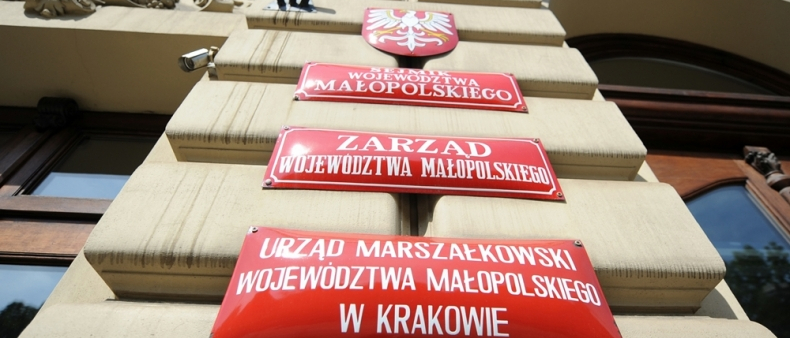 Fragment budynku Urzędu Marszałkowskiego z czerwonymi tablicami informującymi, że znajduje się tu Urząd.