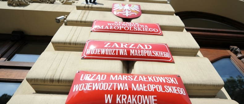 Fragment budynku Urzędu Marszałkowskiego z czerwonymi tablicami informującymi, że znajduje się tu Urząd.