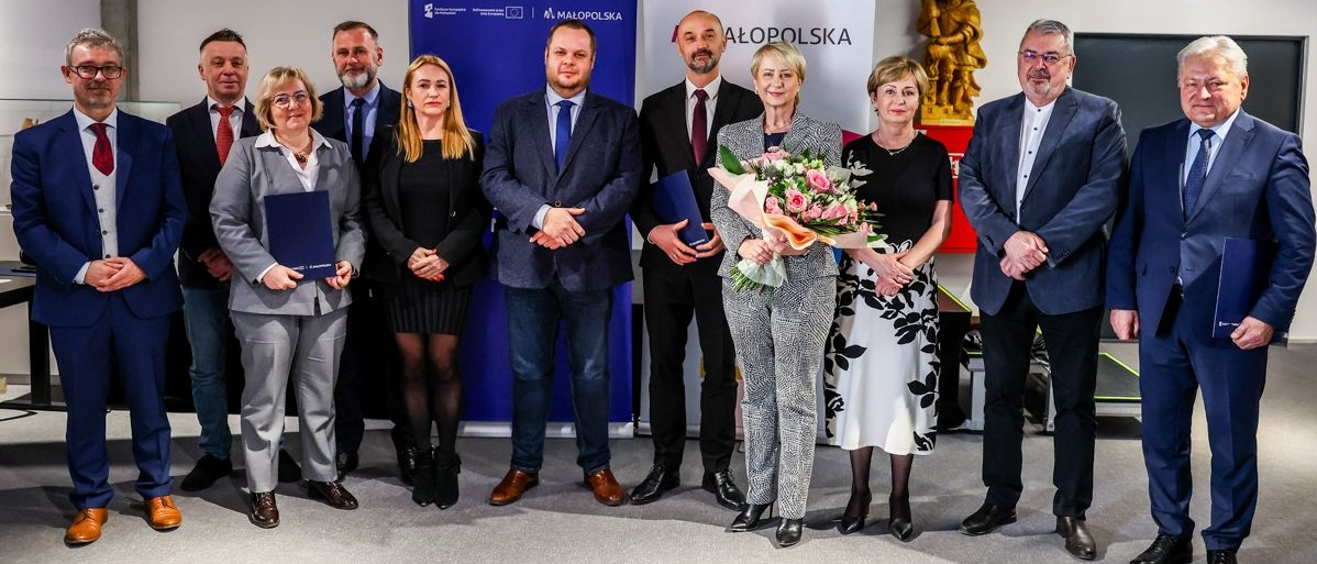 Zdjęcie grupowe uczesntików ceremonii przekazania promes