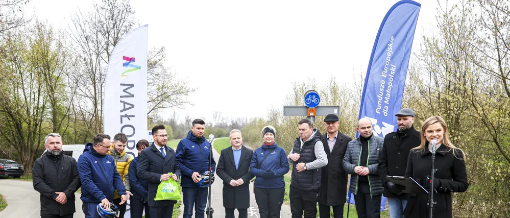 Zdjęcie grupowe z panem Marszałkiem Łukaszem Smółką i członkiem Zarządu panią Iwoną Gibas.